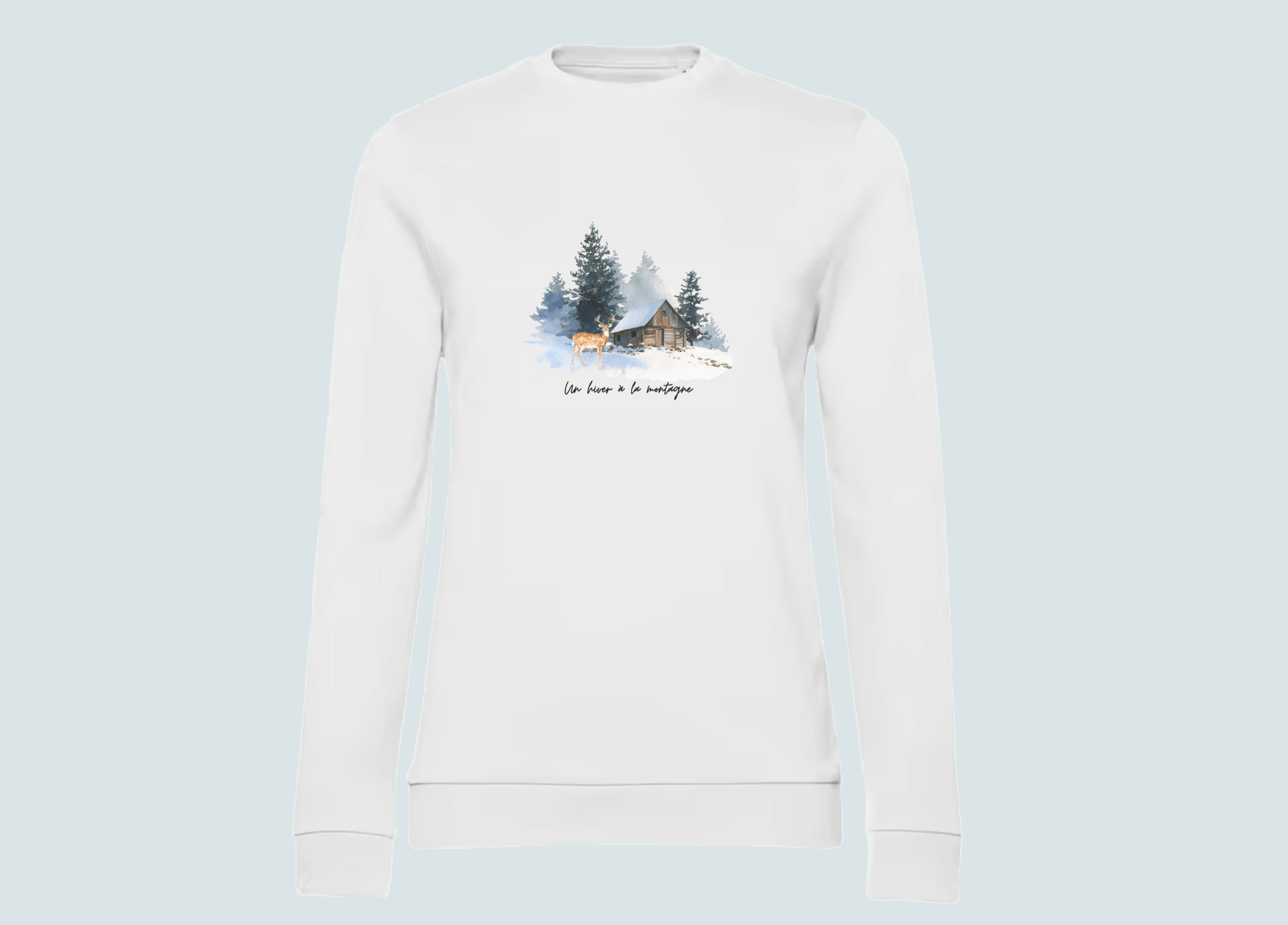 sweat-blanc-femme-un-hiver-a-la-montagne Sweat blanc un hiver à la montagne avec cabane et cerf dans la neige