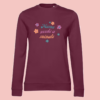 sweat-bordeaux-mama-needs-a-minute Sweat femme aubergine illustration "mama needs a minute" avec fleurs.