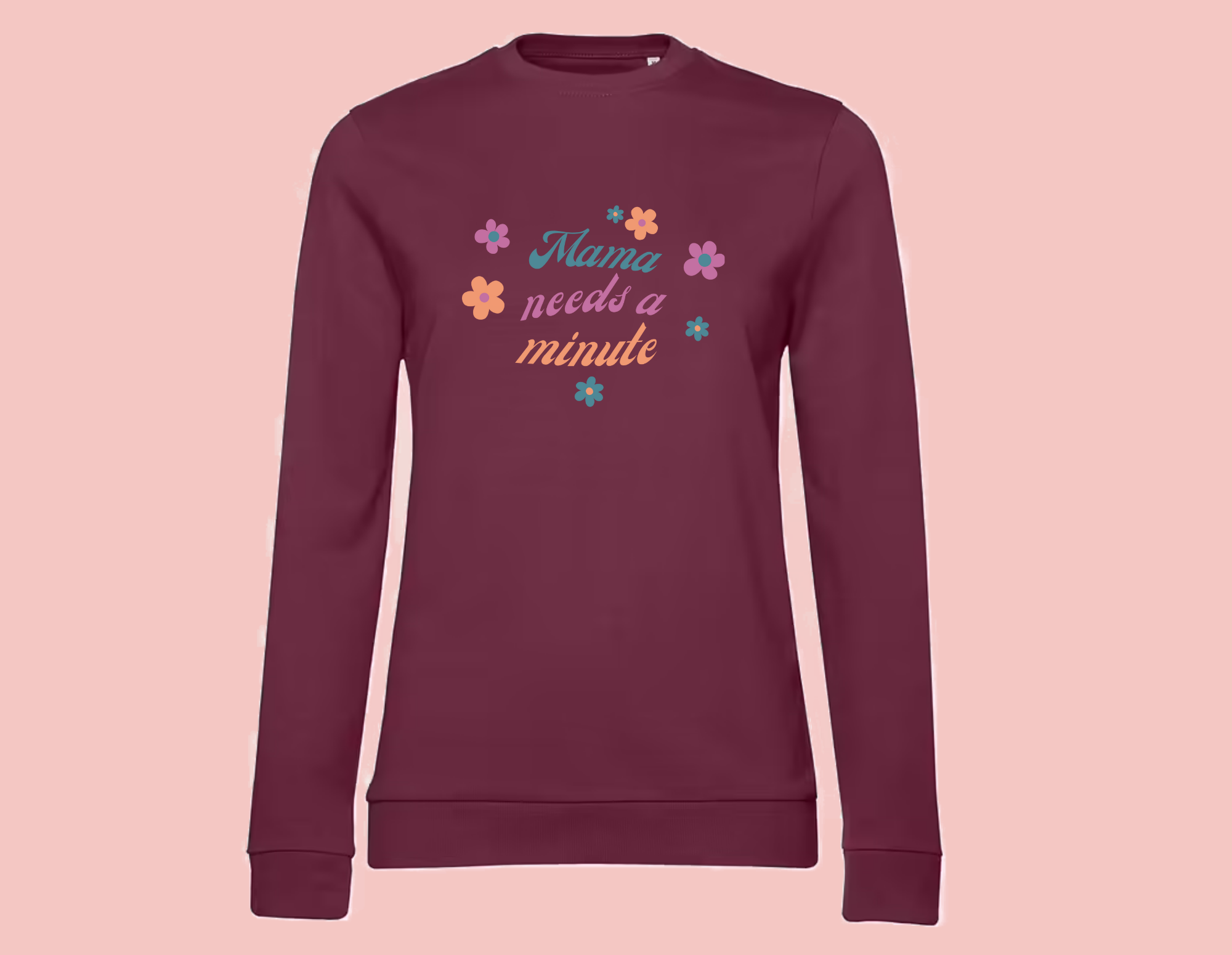 sweat-bordeaux-mama-needs-a-minute Sweat femme aubergine illustration "mama needs a minute" avec fleurs.