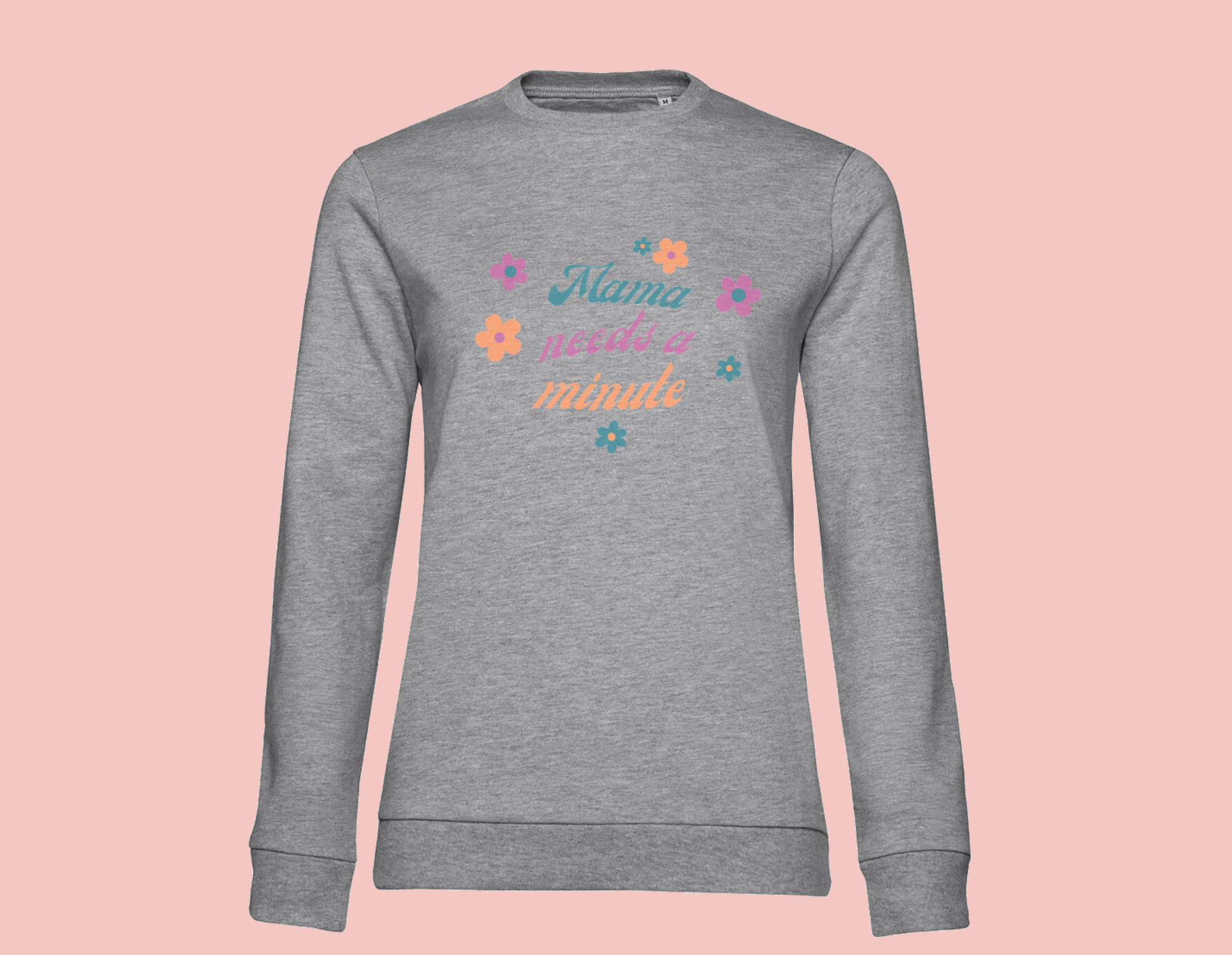 sweat-gris-mama-needs-a-minute Sweat femme gris illustration "mama needs a minute" avec fleurs.