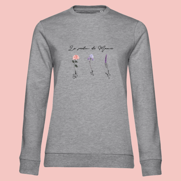 sweat-jardin-de-mamie-gris Sweat femme gris illustration " Le jardin de mamie" 3 prénoms de petits enfants associés à des fleur.
