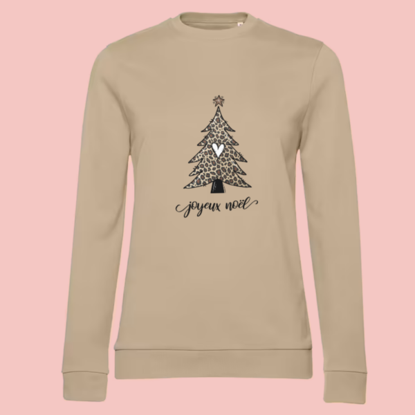 sweat-joyeux-noel-leopard-sable Sweat femme beige illustration "joyeux noël" et sapin léopard.