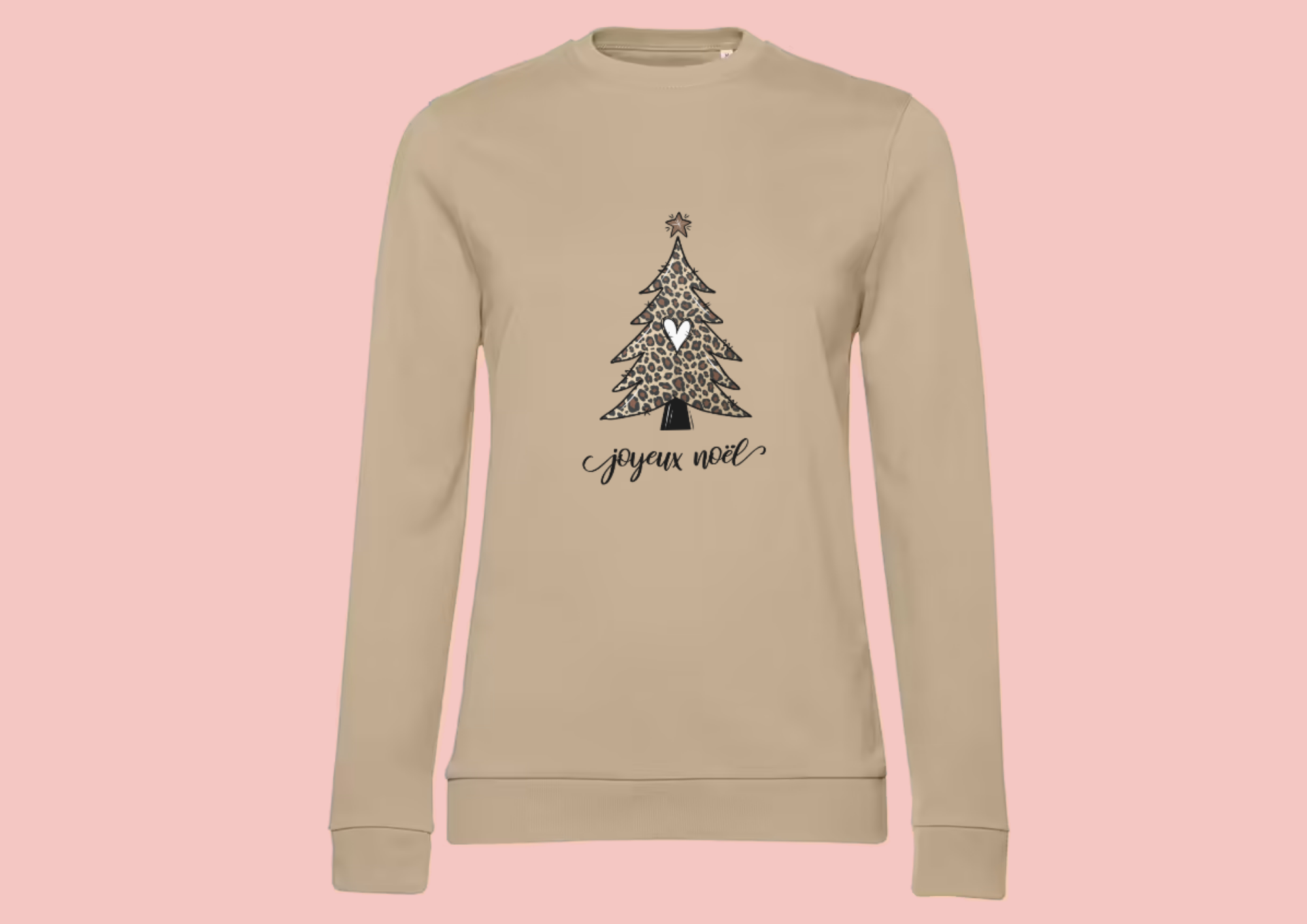 Sweat femme beige illustration "joyeux noël" et sapin léopard.
