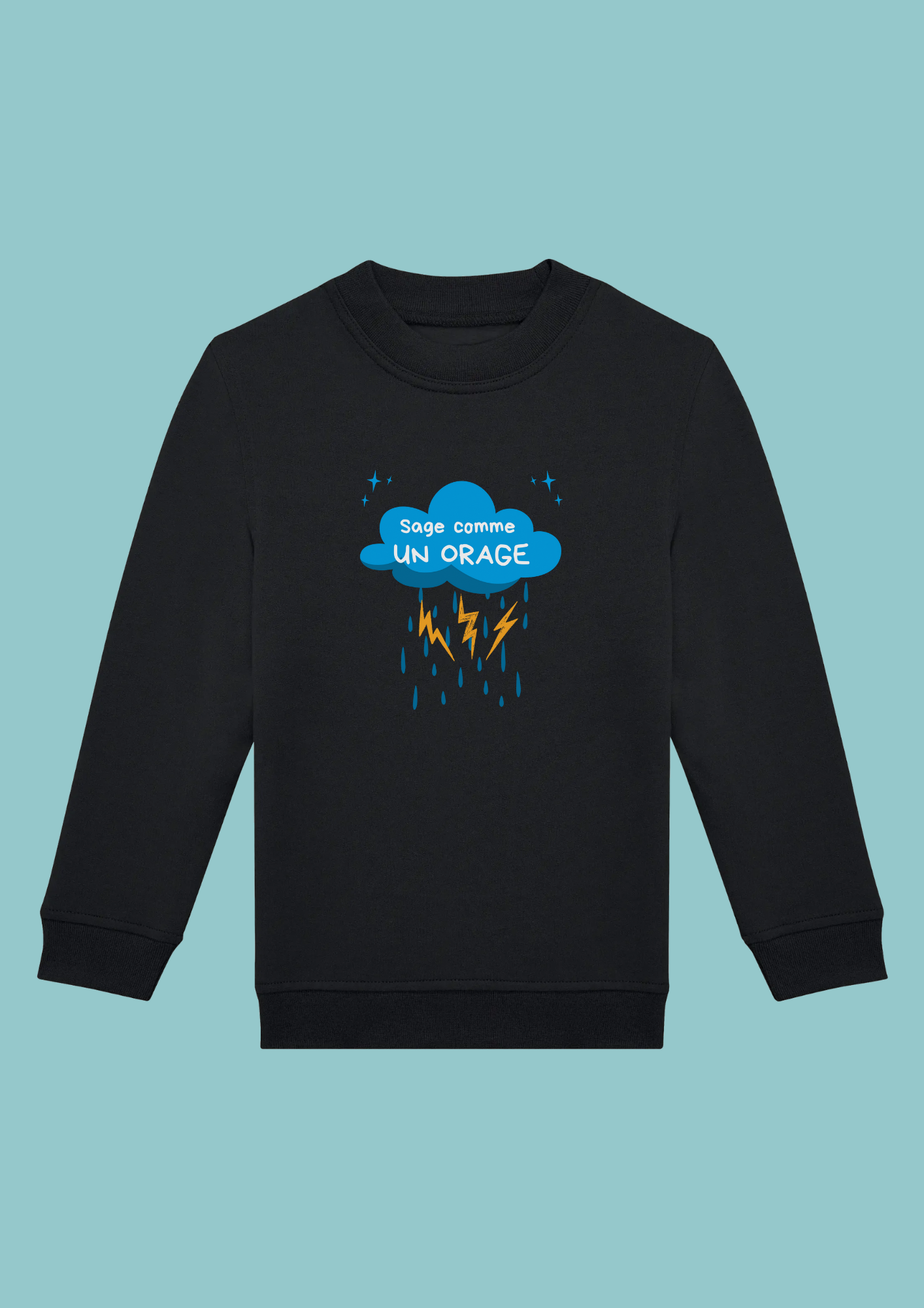 sweat-noir-orage-bleu Sweat noir enfant illustration "sage comme un orage" nuage bleu, éclairs jaunes et gouttes de pluie bleu.