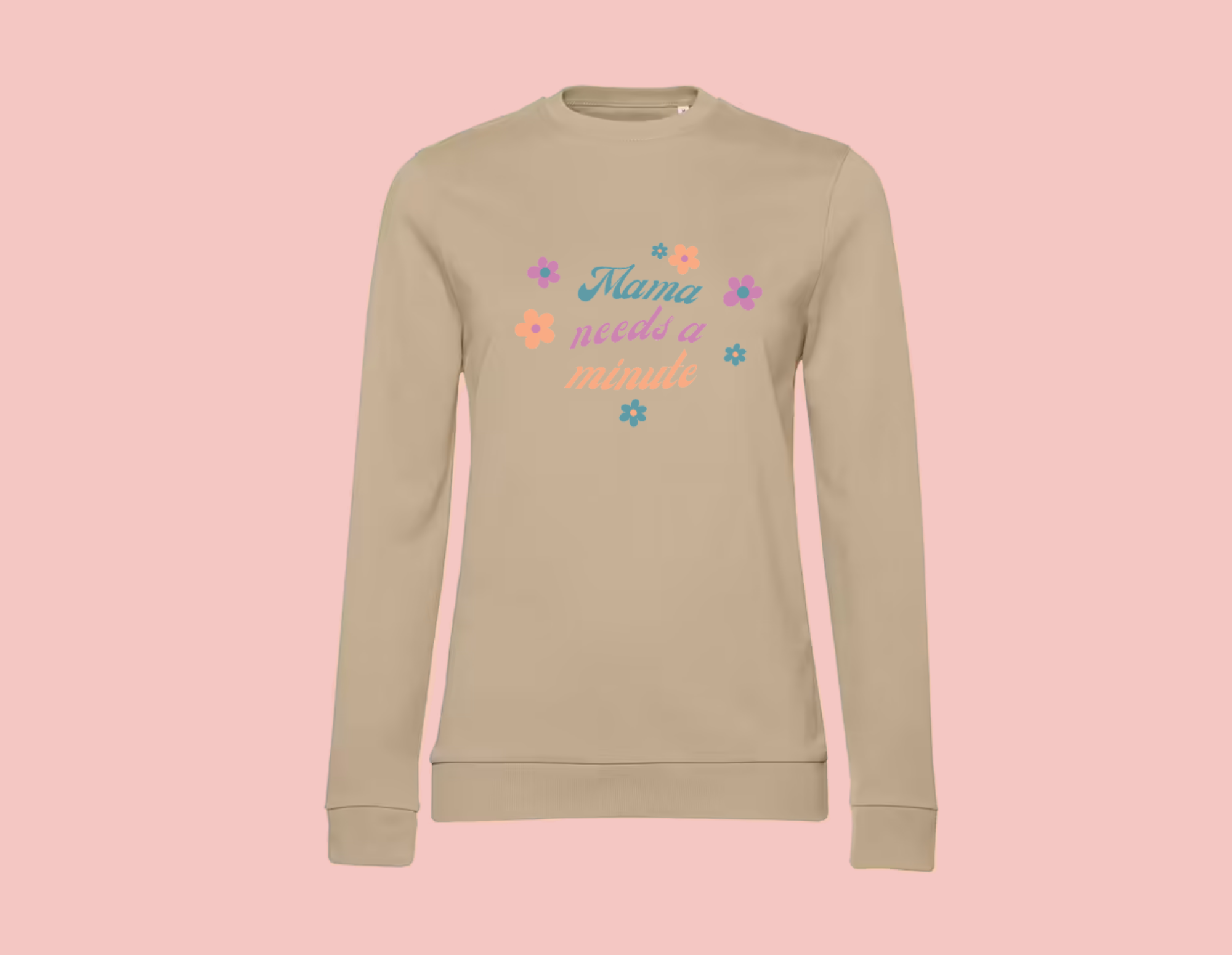 sweat-sable-mama-needs-a-minute Sweat femme beige illustration "mama needs a minute" avec fleurs.