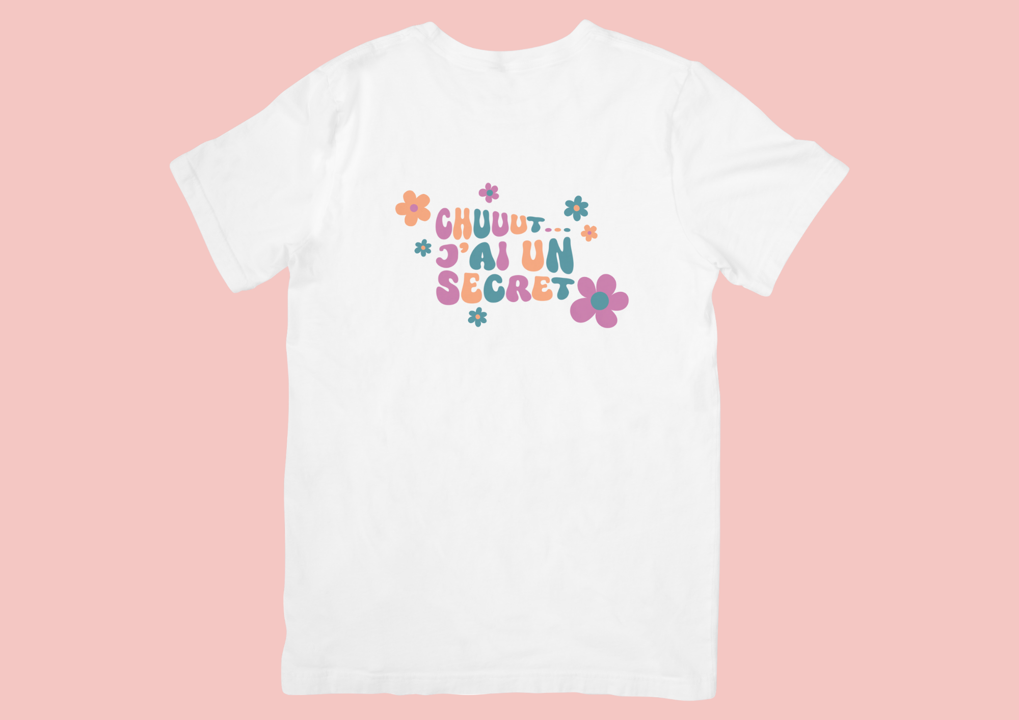t-shirt-blanc-chuuut-secret-fille T-shirt blanc enfant devant illustration "chuuut j'ai un secret" rose, orange et bleu + fleurs.