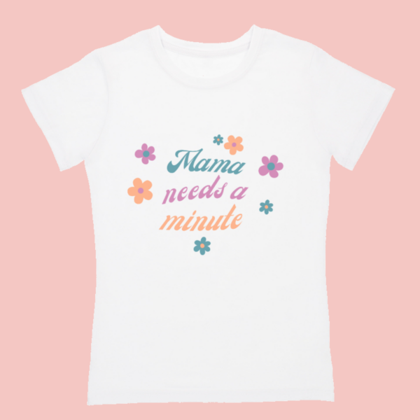 T-shirt femme blanc illustration "mama needs a minute" avec fleurs.