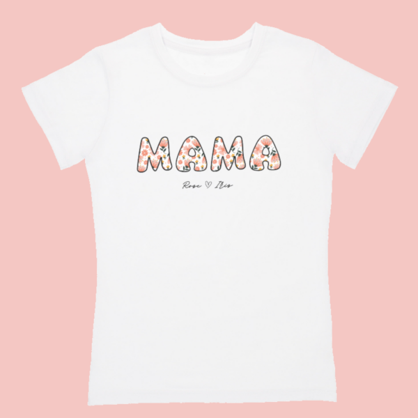 T-shirt femme blanc illustration "mama" et personnalisation prénom et cœur.