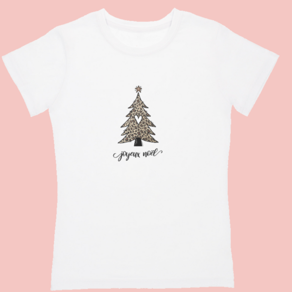 T-shirt femme blanc illustration "joyeux noël" et sapin léopard.