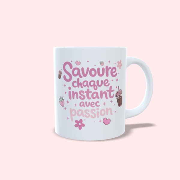 Mug inscription rose "savour chaque instant avec passion" petite déco, coeurs, fraises, fleurs, étoiles, café.