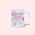 Mug inscription rose "savour chaque instant avec passion" petite déco, coeurs, fraises, fleurs, étoiles, café.
