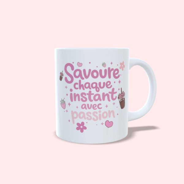 mug-rose-savoure-instant-present-droite Mug inscription rose "savour chaque instant avec passion" petite déco, coeurs, fraises, fleurs, étoiles, café.