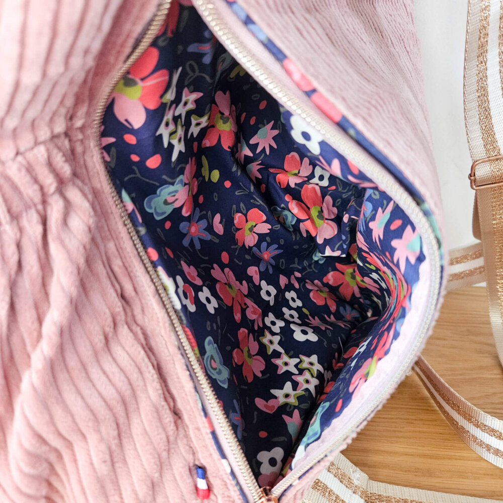 Sac à dos modèle Ava, en velours côtelé vieux rose et intérieur bleu foncé à petites fleurs