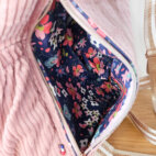 Sac à dos modèle Ava, en velours côtelé vieux rose et intérieur bleu foncé à petites fleurs