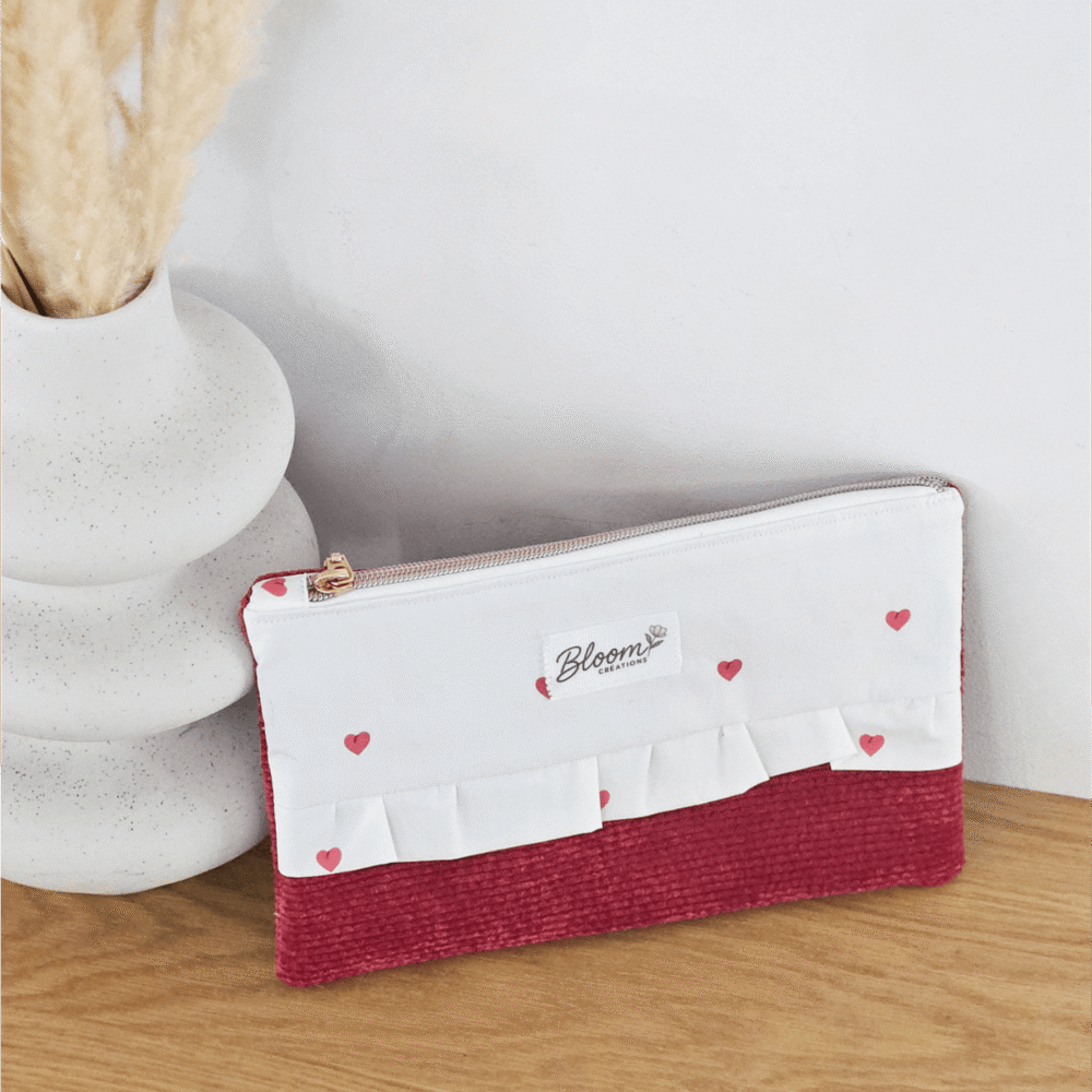 pochette-lila-coeurs-velours-rouge Pochette modèle Lila en velours côtelé rouge et coton blanc à petit cœurs rouge.