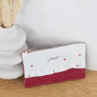 Pochette modèle Lila en velours côtelé rouge et coton blanc à petit cœurs rouge.