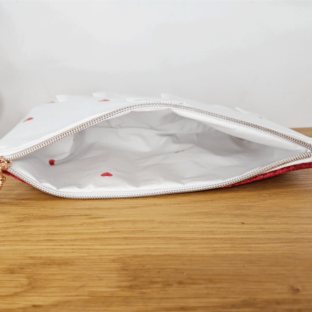 pochette-lila-coeurs-velours-rouge-interieur Pochette modèle Lila en velours côtelé rouge et coton blanc à petit cœurs rouge.