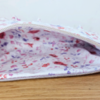 Pochette modèle Lila en velours côtelé violet et coton blanc à petites fleurs.