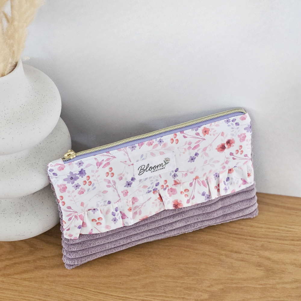 pochette-lila-fleurs-pastel-velours-lila Pochette modèle Lila en velours côtelé violet et coton blanc à petites fleurs.