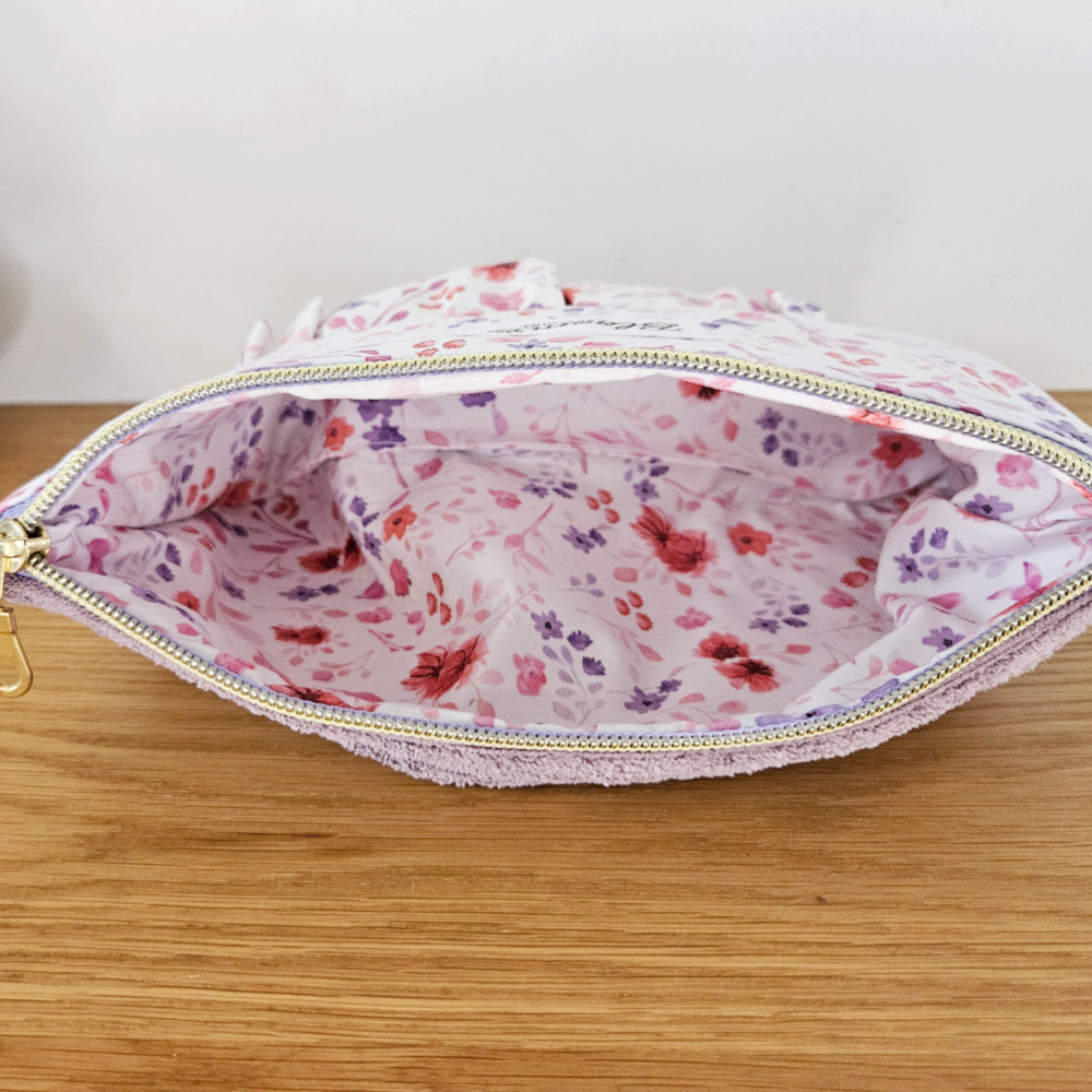Pochette modèle Lila en velours côtelé vieux rose et coton blanc à petites fleurs.
