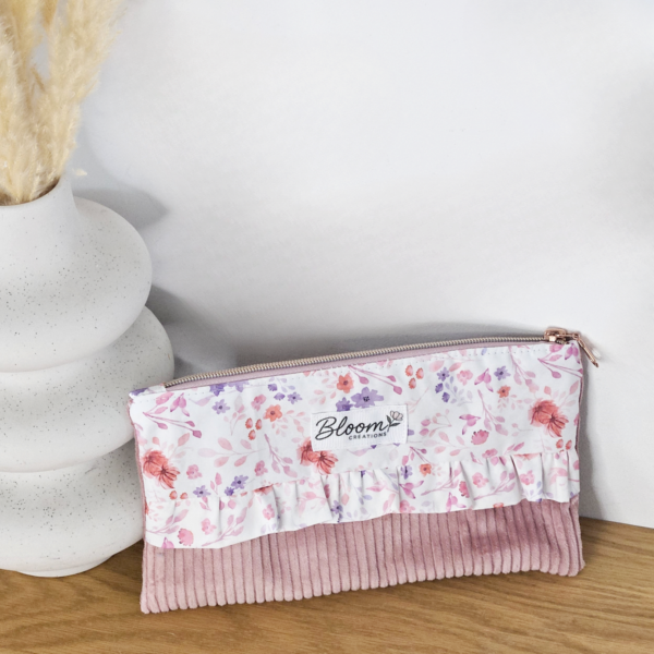 Pochette modèle Lila en velours côtelé vieux rose et coton blanc à petites fleurs.