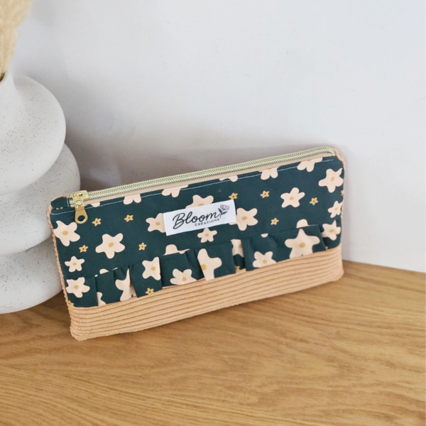 Pochette modèle Lila en velours côtelé orange et coton vert fleuri.