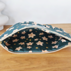 Pochette modèle Lila en velours côtelé orange et coton vert fleuri.