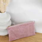Pochette modèle Lila en velours côtelé vieux rose et coton blanc à petites fleurs.
