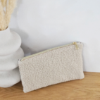 Pochette modèle Lila en sherpa beige et coton léopard.