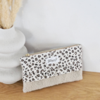 Pochette modèle Lila en sherpa beige et coton léopard.