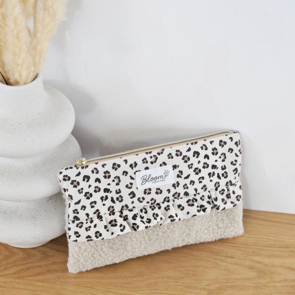 Pochette modèle Lila en sherpa beige et coton léopard.