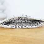 Pochette modèle Lila en sherpa beige et coton léopard.