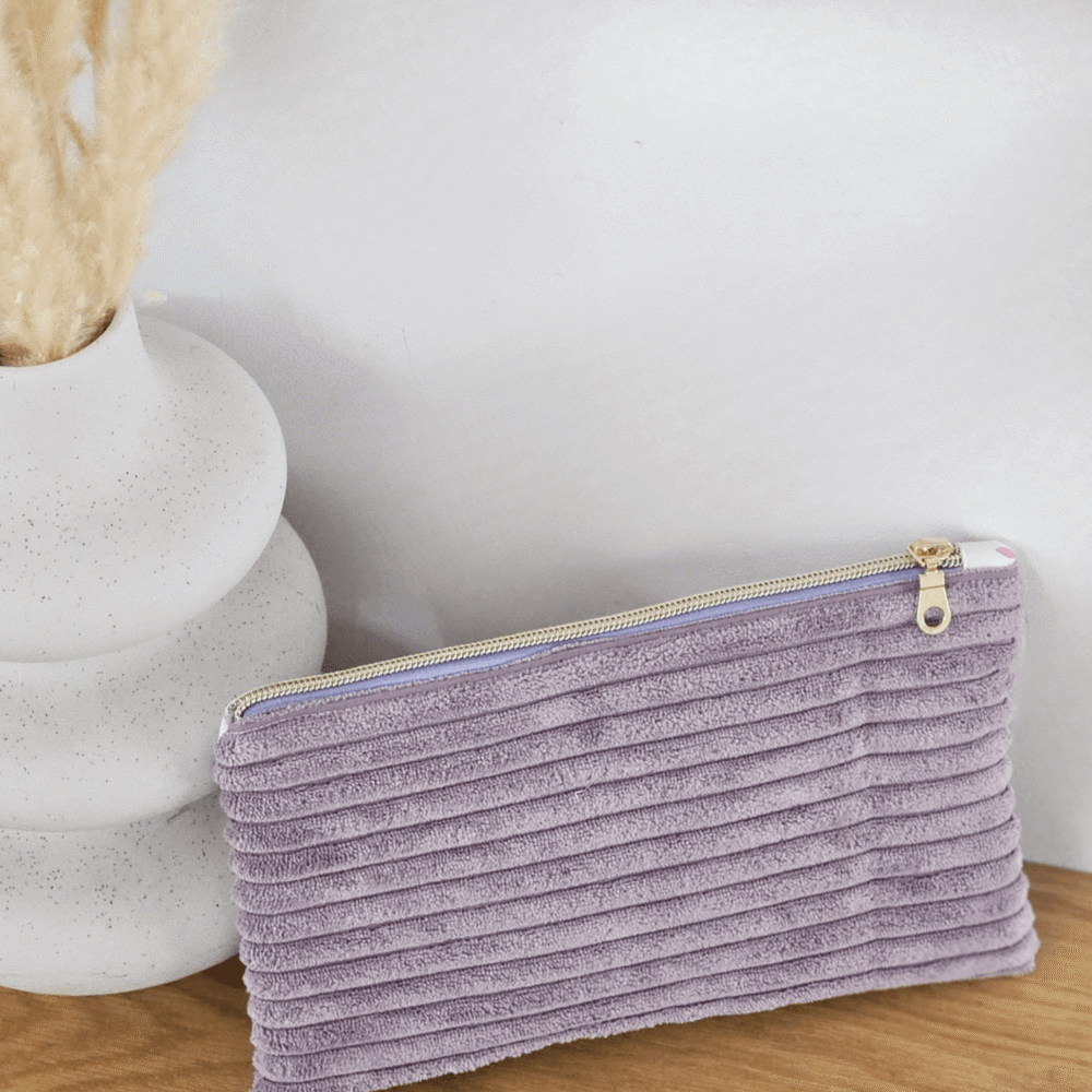 pochette-lila-velours-lila Pochette modèle Lila en velours côtelé violet et coton blanc fleuri.