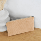 Pochette modèle Lila en velours côtelé orange et coton vert fleuri.