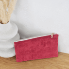 Pochette modèle Lila en velours côtelé rouge et coton blanc à petit cœurs rouge.