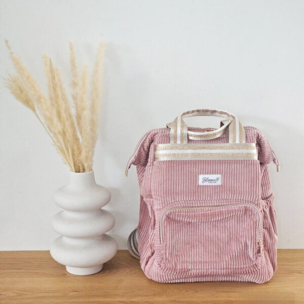 Sac à dos modèle Ava, en velours côtelé vieux rose et intérieur bleu foncé à petites fleurs