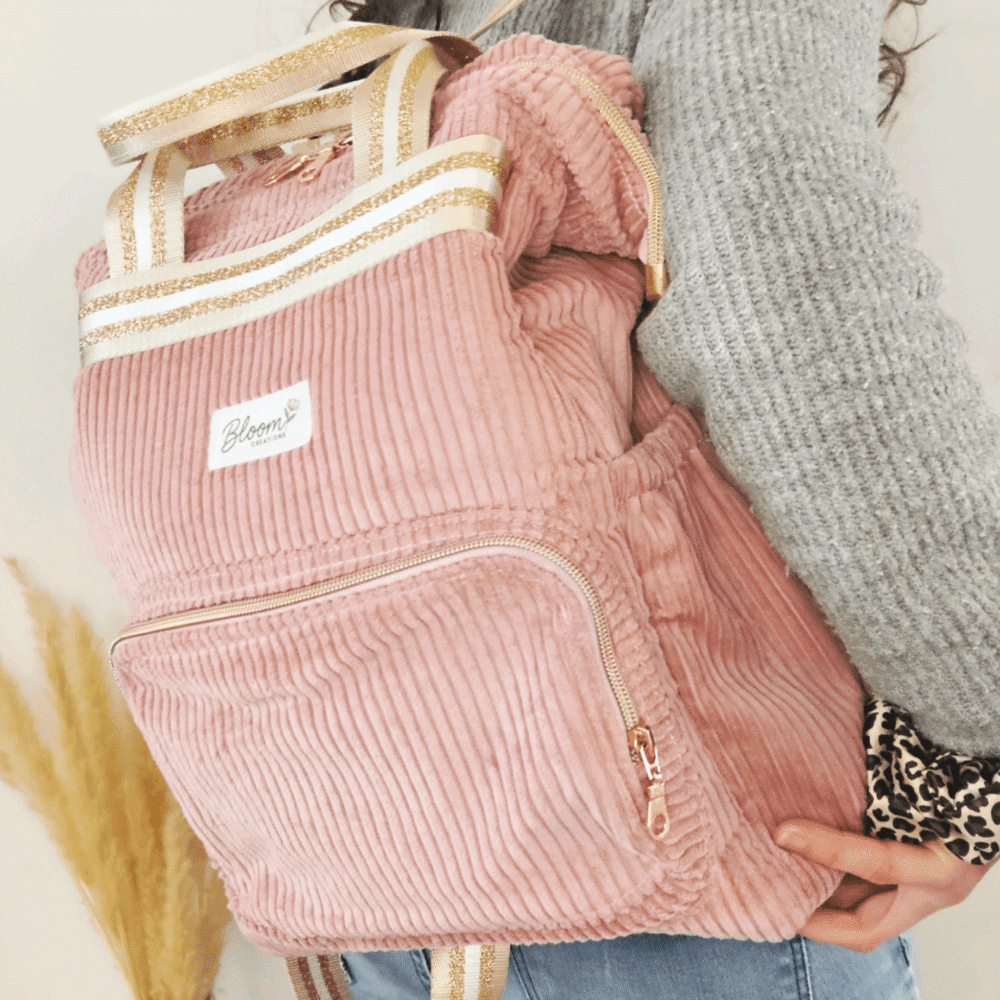 Sac à dos modèle Ava, en velours côtelé vieux rose et intérieur bleu foncé à petites fleurs