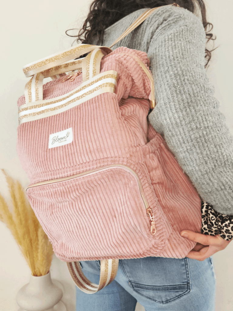 Sac à dos modèle Ava, en velours côtelé vieux rose et intérieur bleu foncé à petites fleurs