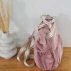 Sac à dos modèle Ava, en velours côtelé vieux rose et intérieur bleu foncé à petites fleurs