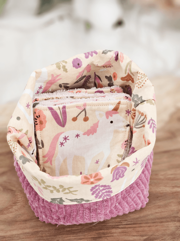 paniere-lingettes-licornes-pres Panière avec lingettes en tissus licornes