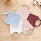 Dos des bavoirs de maternelle en tissus éponge aubergine, rose clair, blanc et bleu.