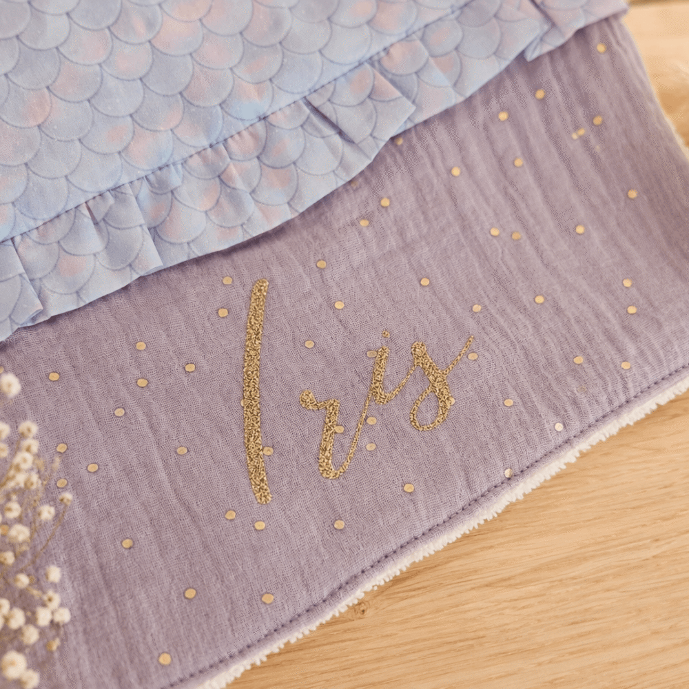 Prénom personnalisé en flocage doré à paillettes sur serviette aspect sirene