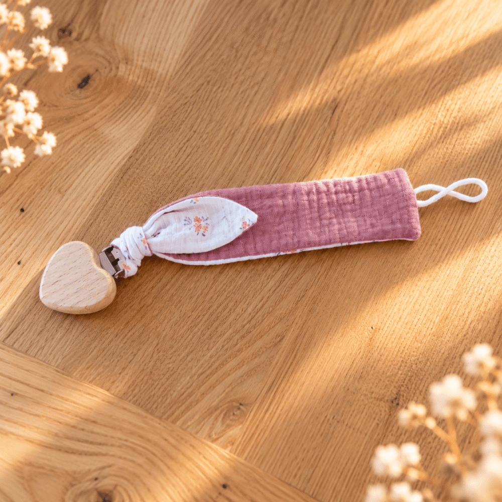 Attache tétine rose et fleurs blanche et coeur