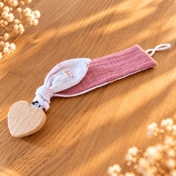 Attache tétine rose et fleurs blanche et coeur