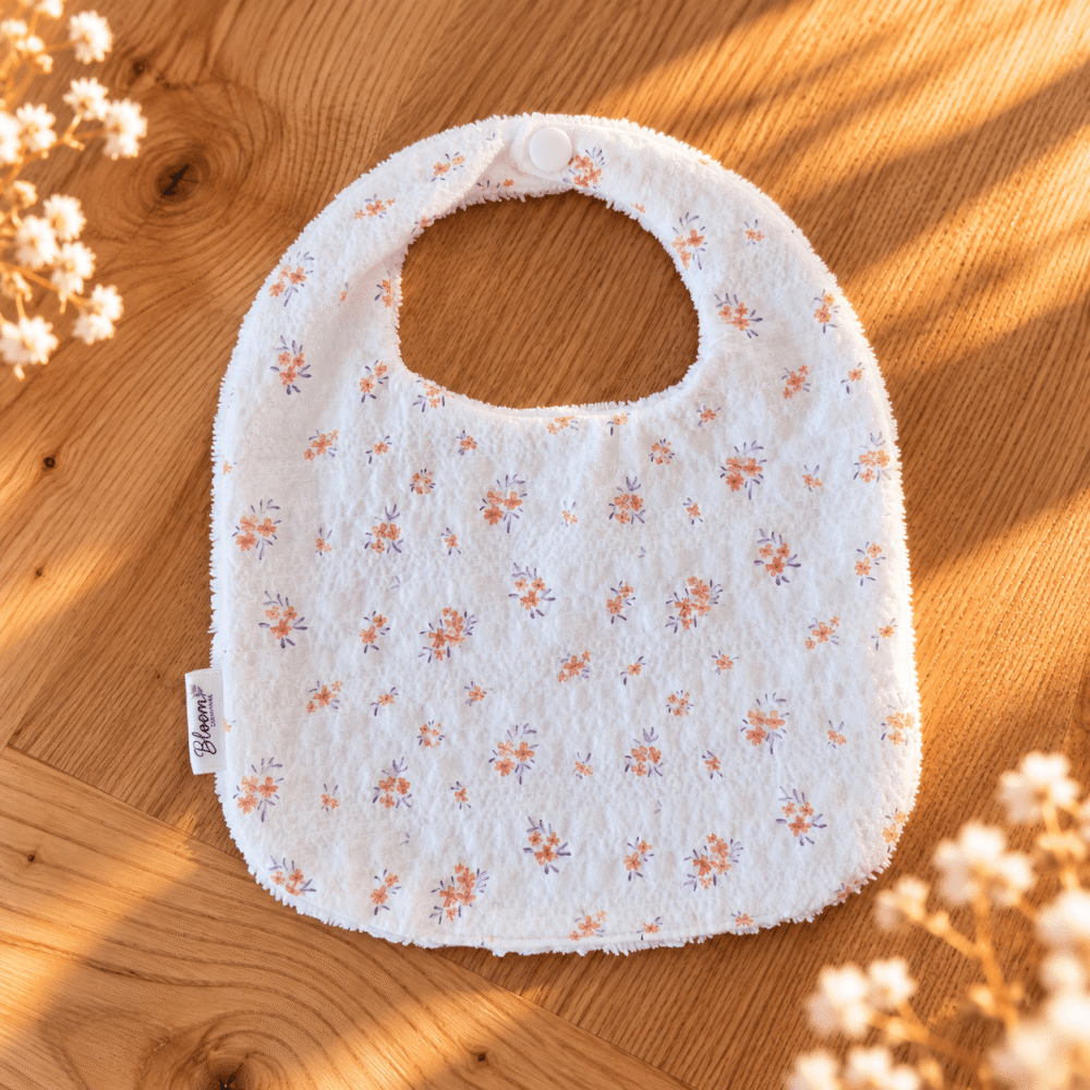 bavoir-bebe-blanc-fleuri Bavoir bébé blanc et fleurs