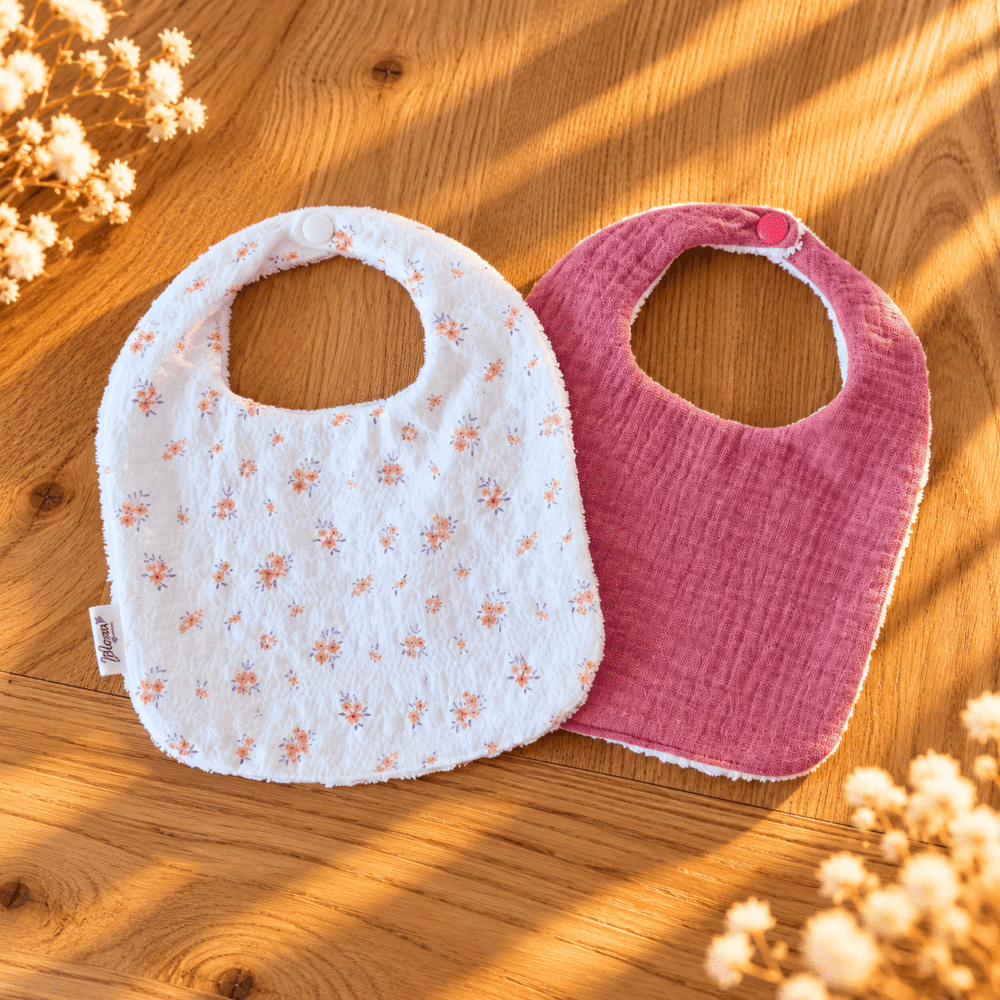 bavoir-bebe-blanc-fleuri-rose 2 bavoirs bébé côté blanc à fleur et rose