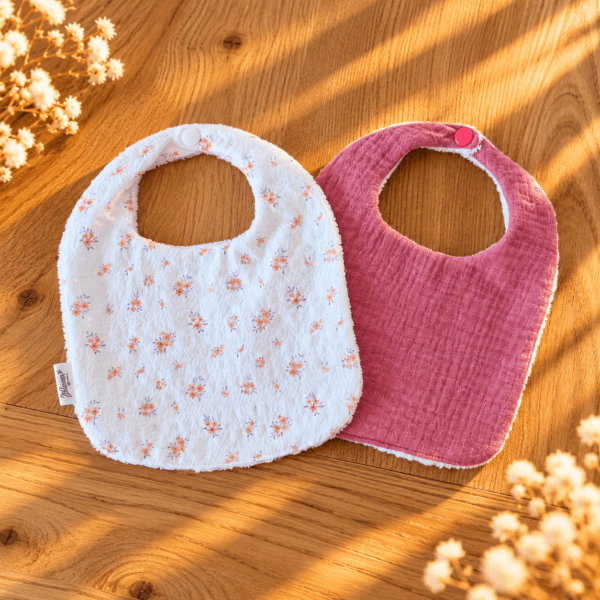 2 bavoirs bébé côté blanc à fleur et rose