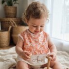 Bébé portant le bavoir couvrant