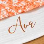 Prénom Ava pailleté orange sur bavoir couvrant orange et blanc à petites fleurs