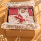 Photo de différents articles bébé à offrir dans coffret cadeau